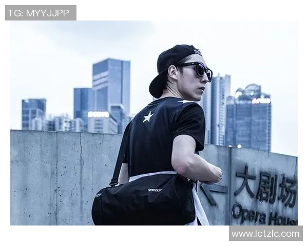 男足球明星时尚风潮手拿包展现独特魅力与个性风格