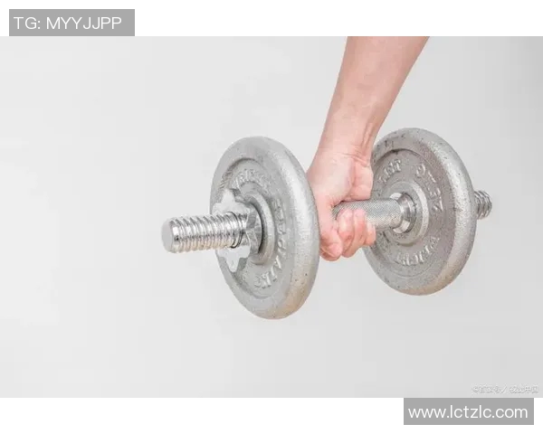 掌握哑铃推举动作要领提升力量与肌肉线条的技巧与注意事项